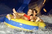 in Reifen geht es auf einigen der Rutschen nach unten (Foto: Therme Erdng)